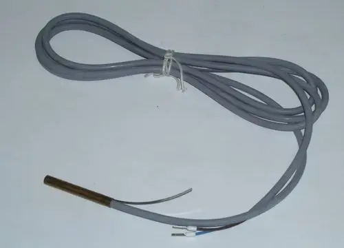 Graues Kabel mit einem temperiertem Fühler am Ende. Die gesamte Länge ist aufgerollt, geeignet für Temperaturmessungen. Von Daikin, möglicherweise für spezifische Heizsysteme.